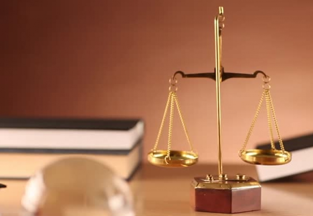 pre-law image, scales for comparing weights