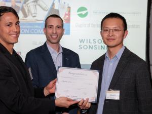 Professor Liu receiving his award certificate