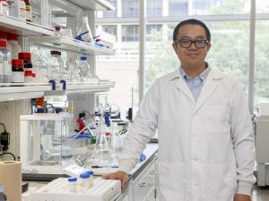 Danmeng Shuai in his lab