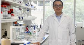 Danmeng Shuai in his lab